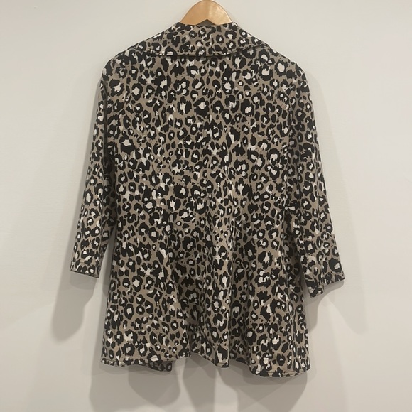 ✨ Leopard Print Blazer ✨ - Picture 2 of 2